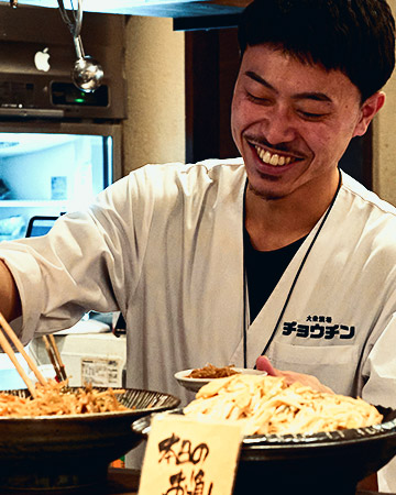 飲食人とは、人と話すことが好き。何事にも一生懸命で明るく前向きに取り組める方。